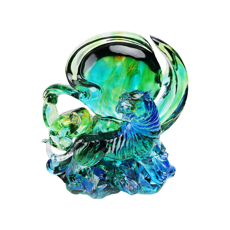 Blågrønn gjennomsiktig tigerpynt i krystallglass