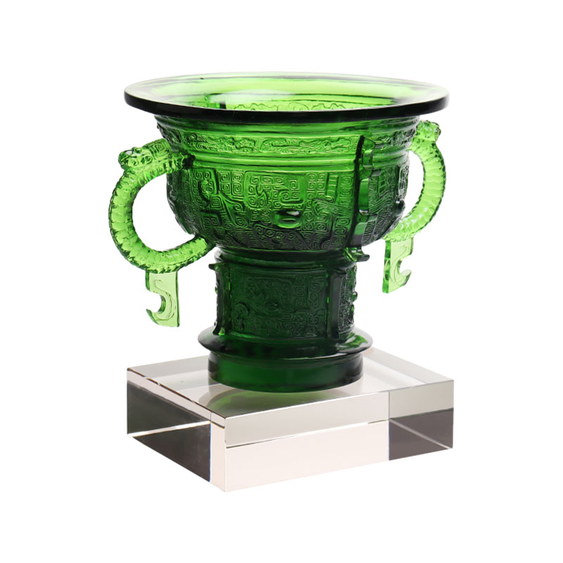 Kinesisk stativ med drageørehåndtak og tornmønster