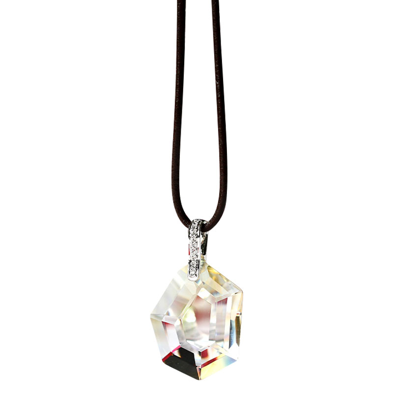 Sølvfarget halskjede med anheng i glass