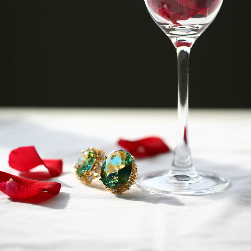 Grønne glassøreringer med gyldne øreputer