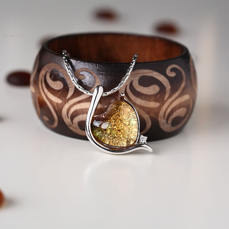 Elegant sølvfarget armbånd innlagt med glassanheng