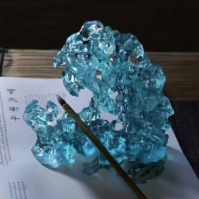 Steinformede blåfargede glasspynt