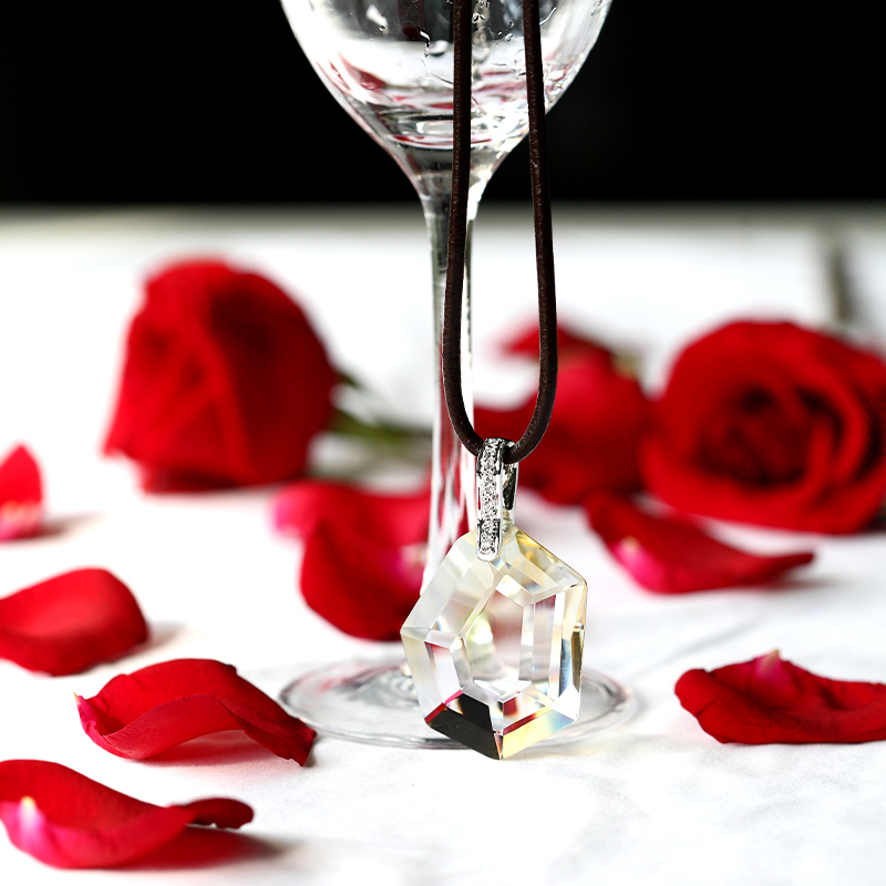 Sølvfarget halskjede med anheng i glass