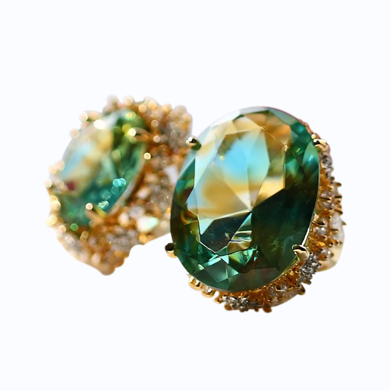 Grønne glassøreringer med gyldne øreputer