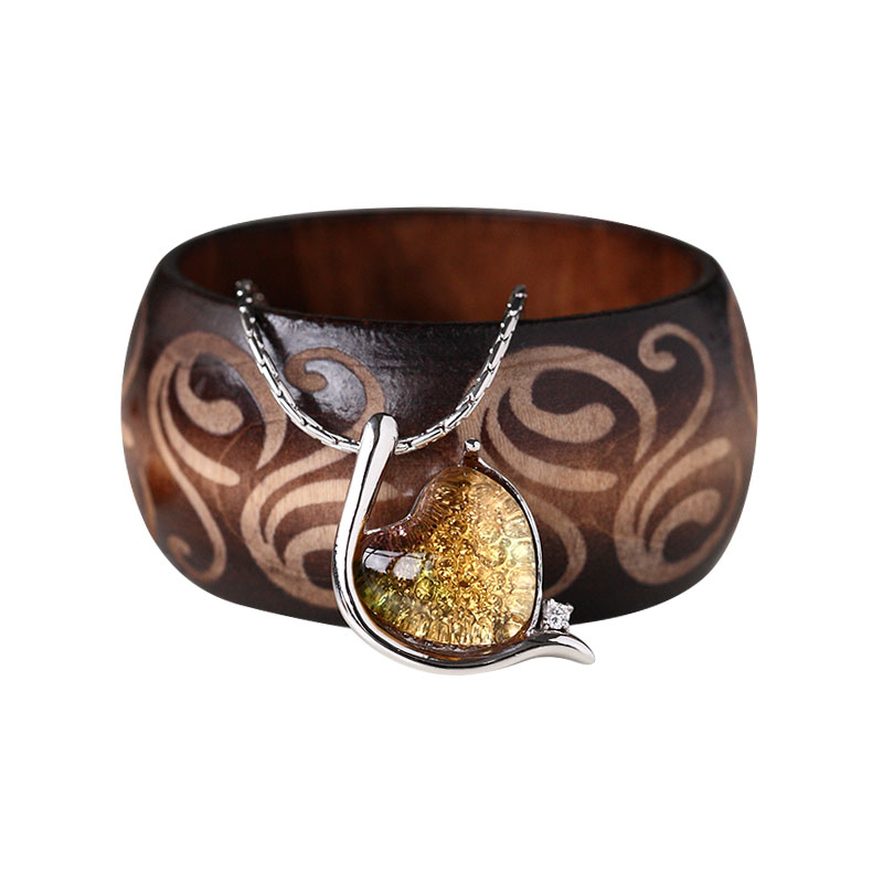 Elegant sølvfarget armbånd innlagt med glassanheng