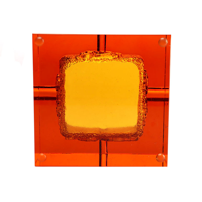 Rødt glassaskebeger med utsøkte pregede dyremønstre