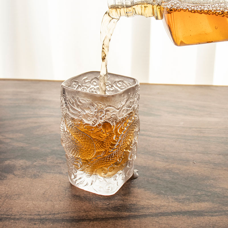 Antikk Dragon relief glass vin kopp te kopp