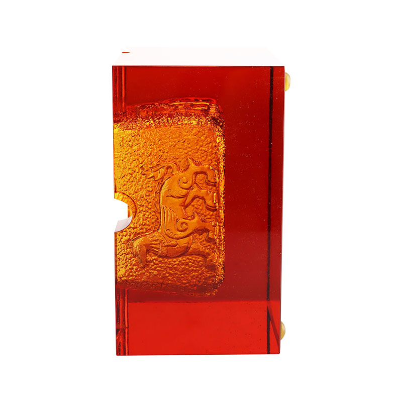 Rødt glassaskebeger med utsøkte pregede dyremønstre