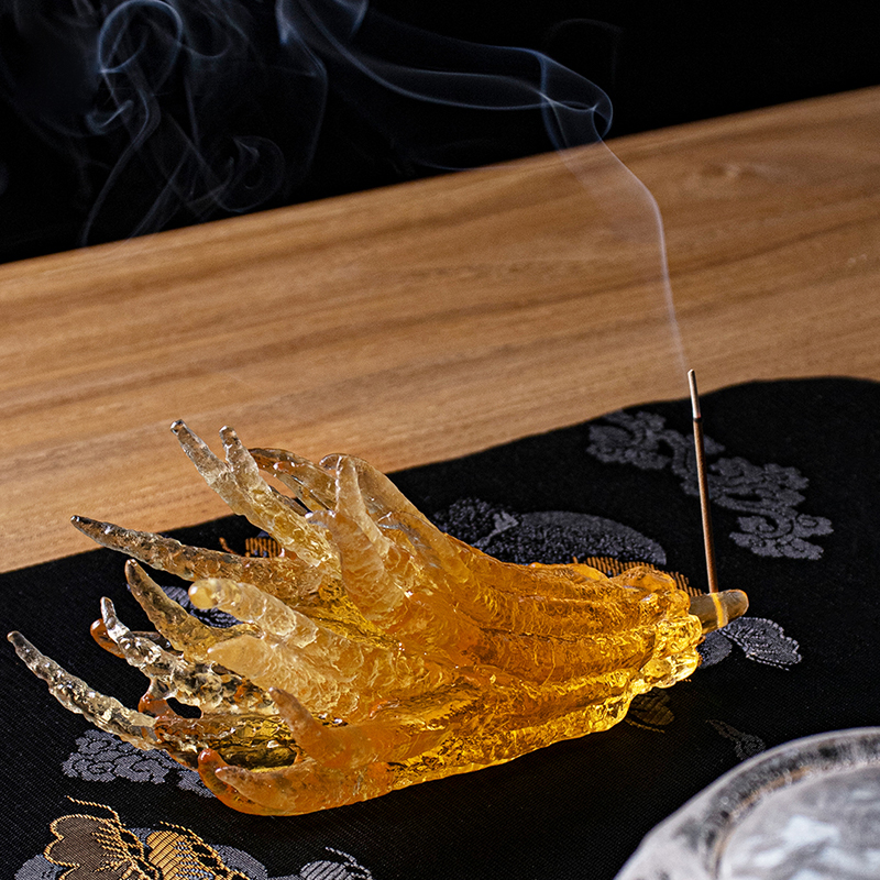Håndformet røkelsesholder i gyldent glass
