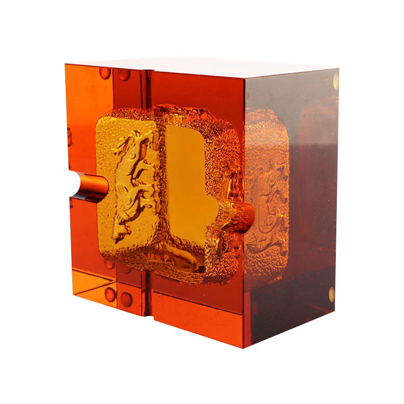 Rødt glassaskebeger med utsøkte pregede dyremønstre