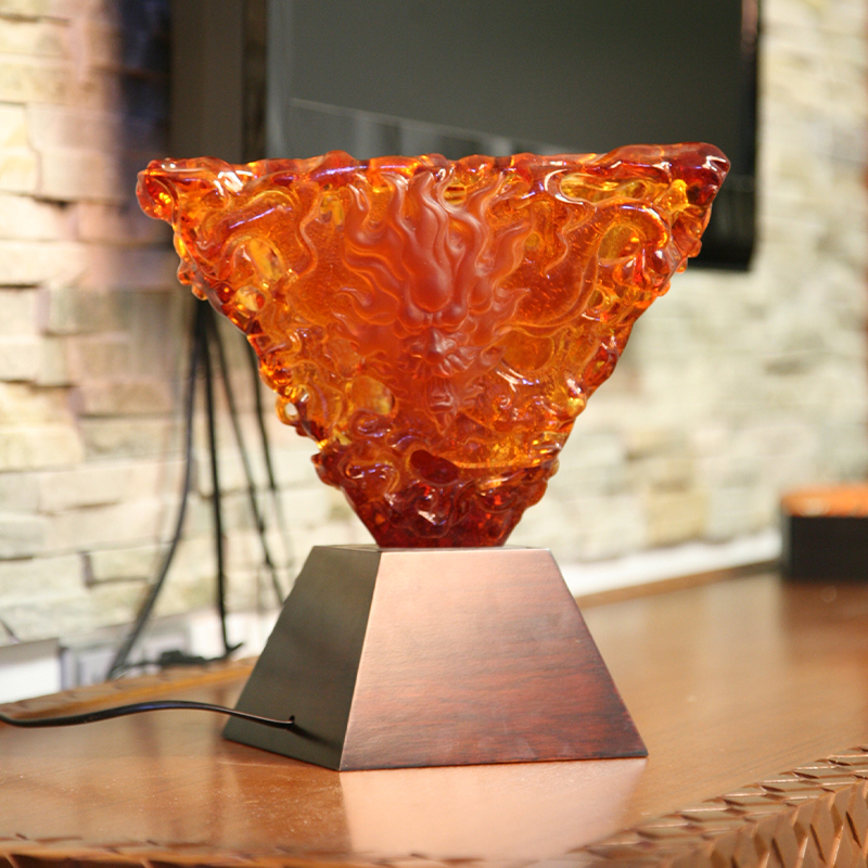 Oransje dekorative lampe i glass på skrivebordet