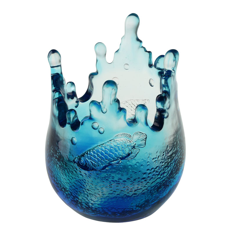 Blå ornamenter i glass gravert med fiskemønstre