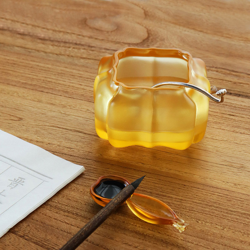 Lilla krystallglass gresskarformet vanngryte