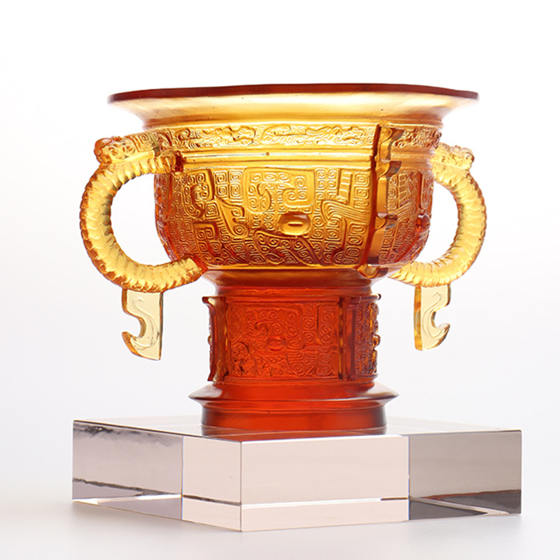 Kinesisk stativ med drageørehåndtak og tornmønster