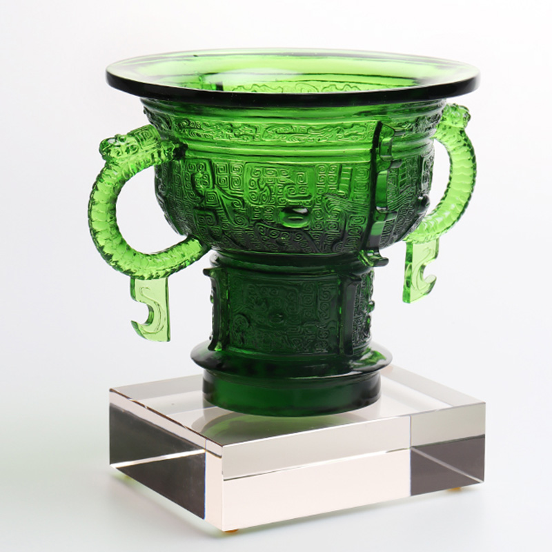 Kinesisk stativ med drageørehåndtak og tornmønster