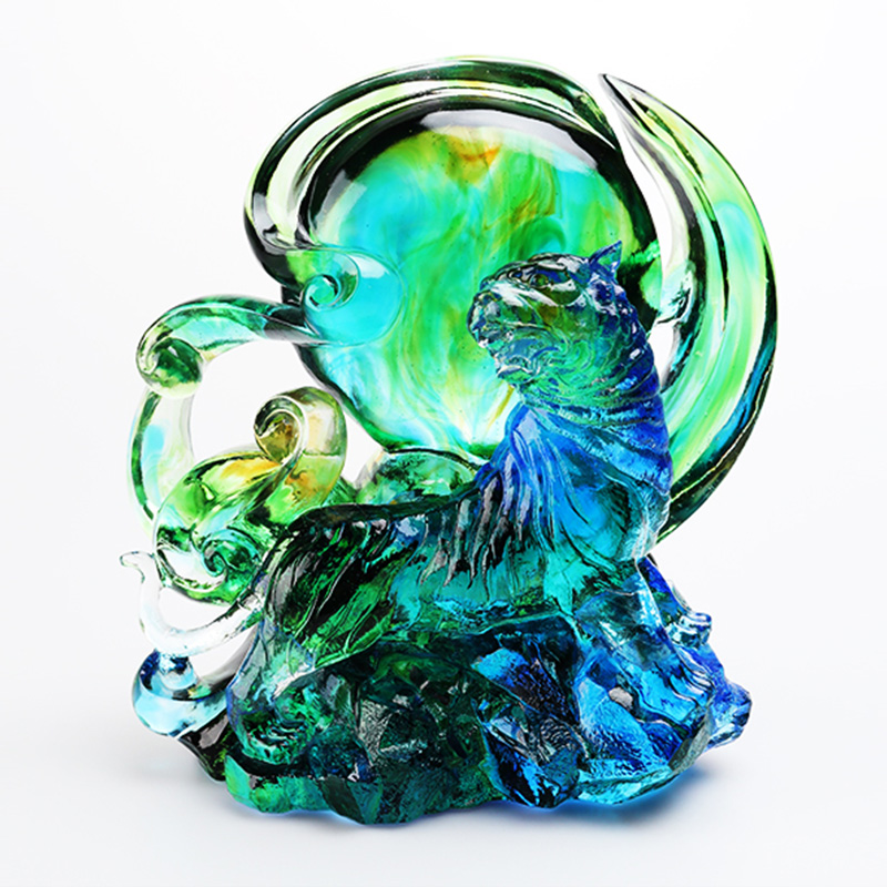 Blågrønn gjennomsiktig tigerpynt i krystallglass