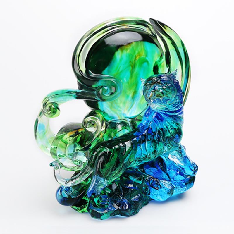 Blågrønn gjennomsiktig tigerpynt i krystallglass