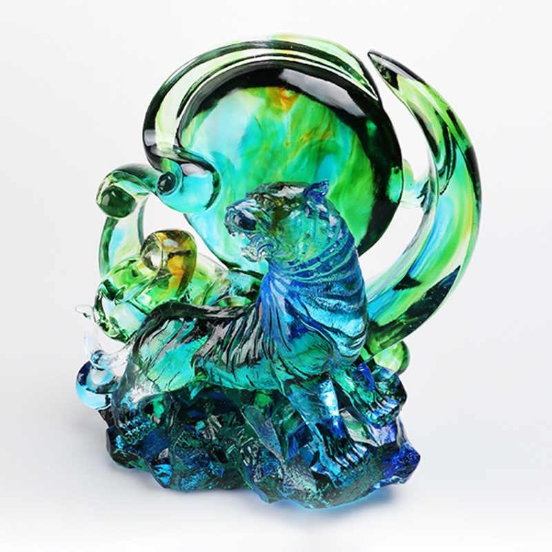 Blågrønn gjennomsiktig tigerpynt i krystallglass