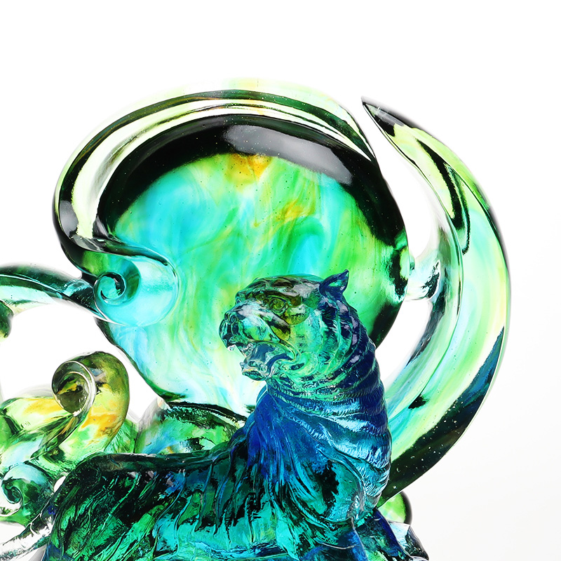 Blågrønn gjennomsiktig tigerpynt i krystallglass