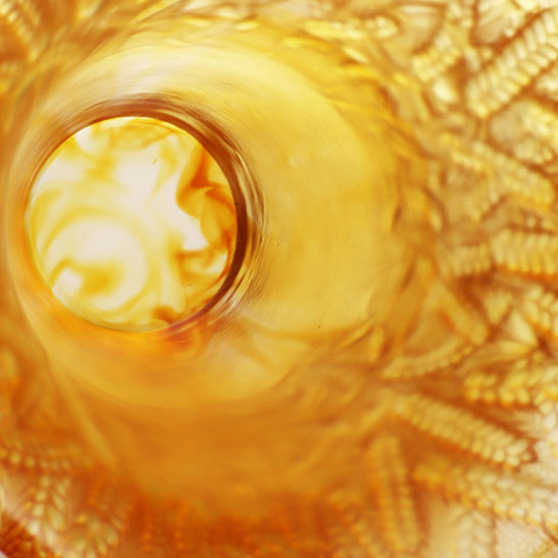 Ravfarget glassvase preget med hveteører