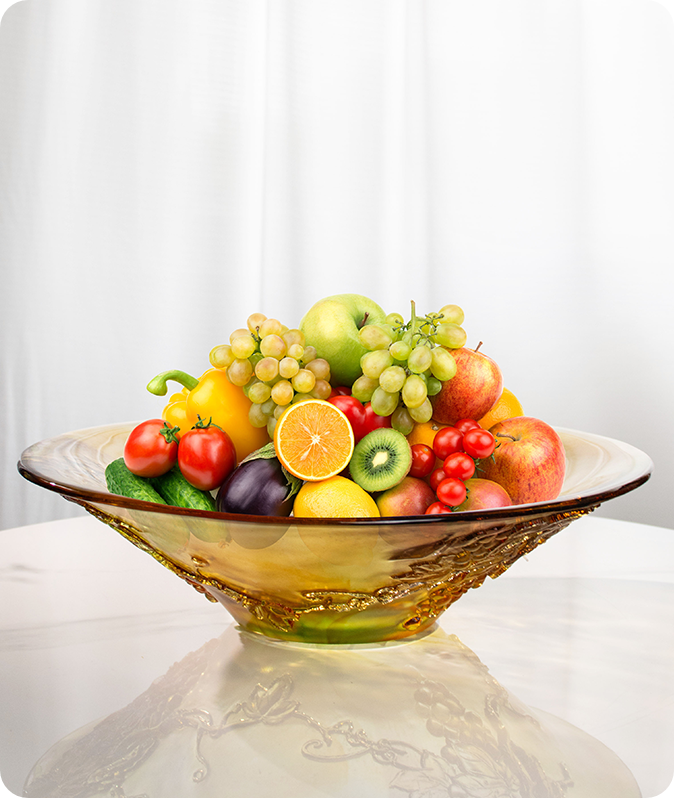 Et glasskar med bred munn lastet med frukt